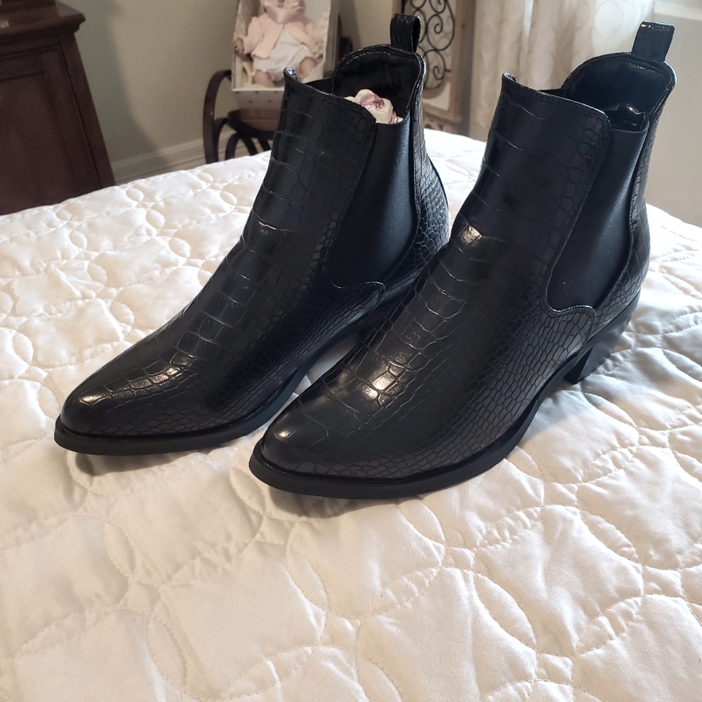 New!!! Women's snake print booties size 5